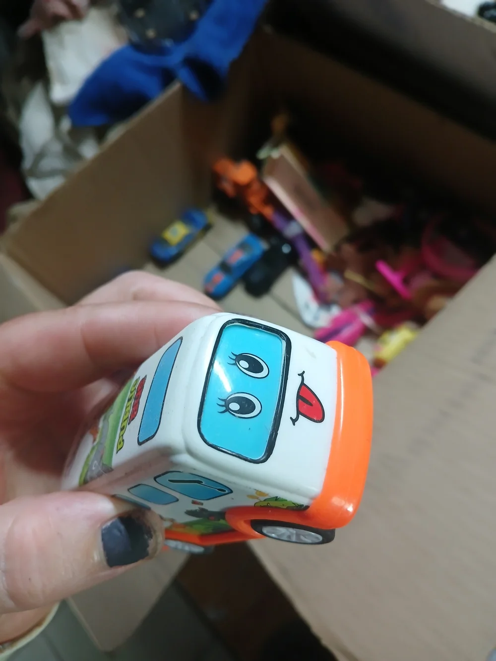 Mee Mee Intelligent School Bus, an educational and friction-powered toy
